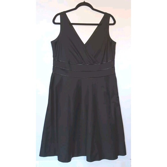 Black Sleeveless V-Neck Cinched Waist Lined Midi Dress Size 14 - Lane Bryant - Picture 1 of 10